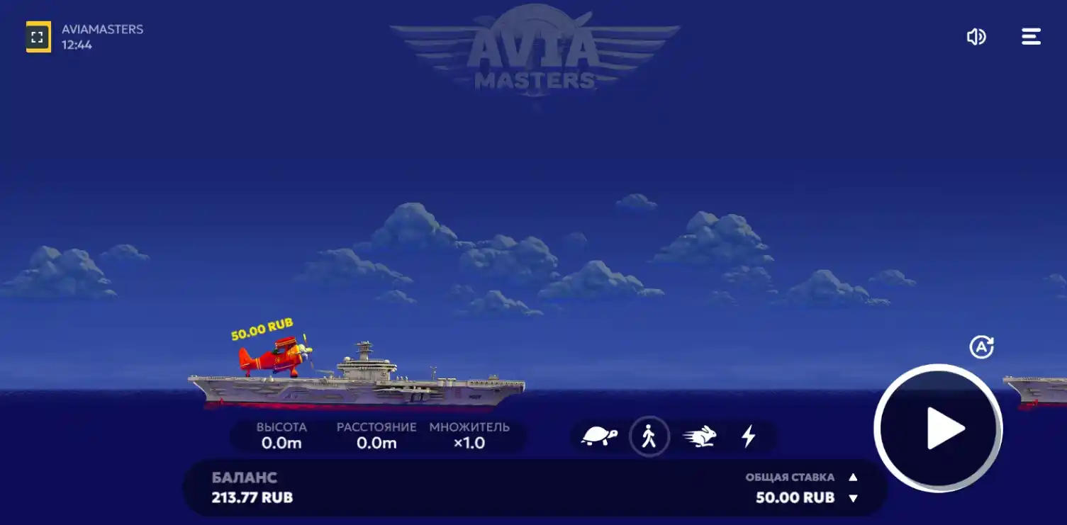 Самолет на авианосце перед началом игры Aviamasters. Баланс, высота, расстояние и множитель указаны в интерфейсе.